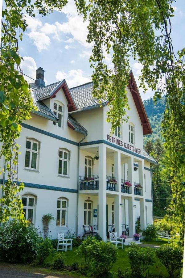 Petrines Gjestgiveri Norddal Екстер'єр фото